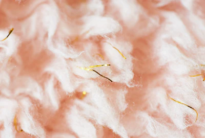 Macro d'un panneau de laine minérale, fibres jaunes enchevêtrées