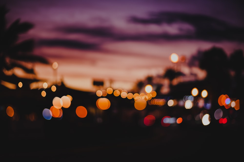 Bokeh-Fotografie von verschiedenfarbigen Lichtern während der goldenen Stunde