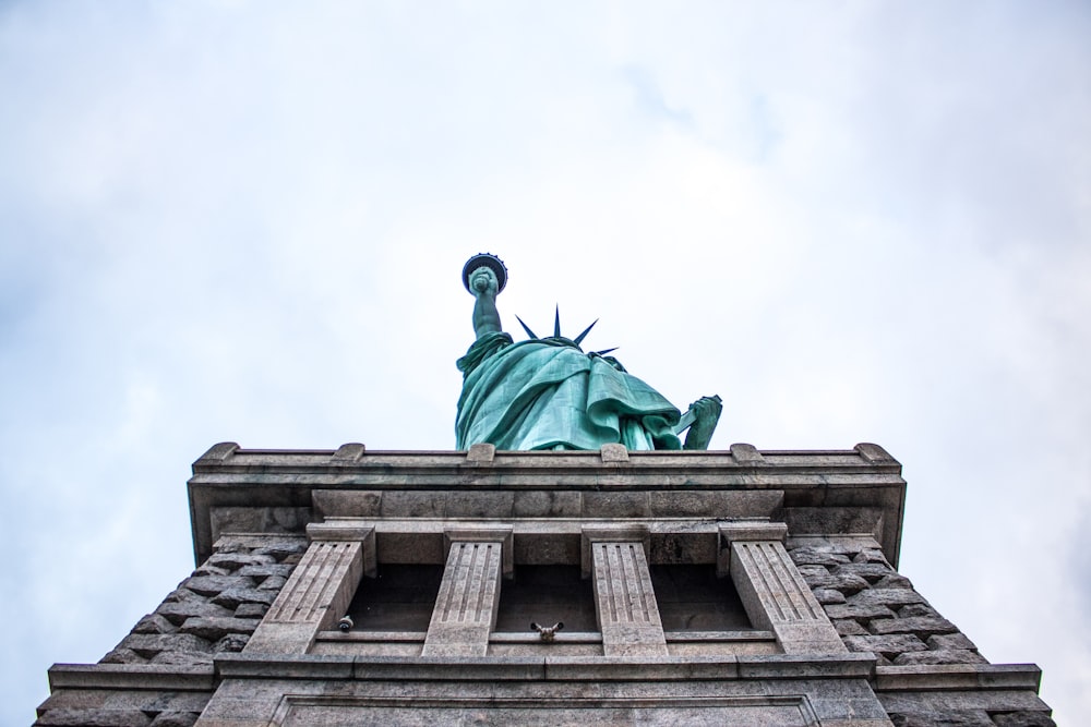 photographie en contre-plongée de la Statue de la Liberté, New York