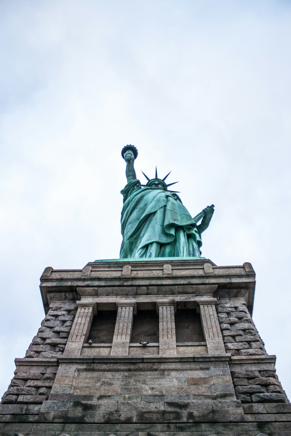 vista dal basso della Statua della Libertà a New York