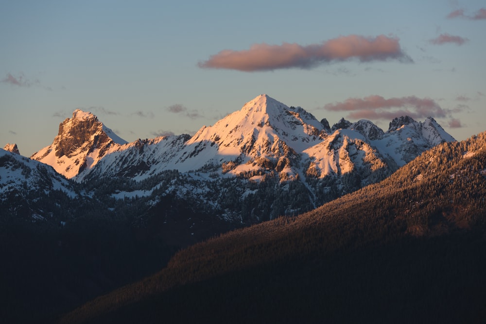 Weiße und schwarze Berge