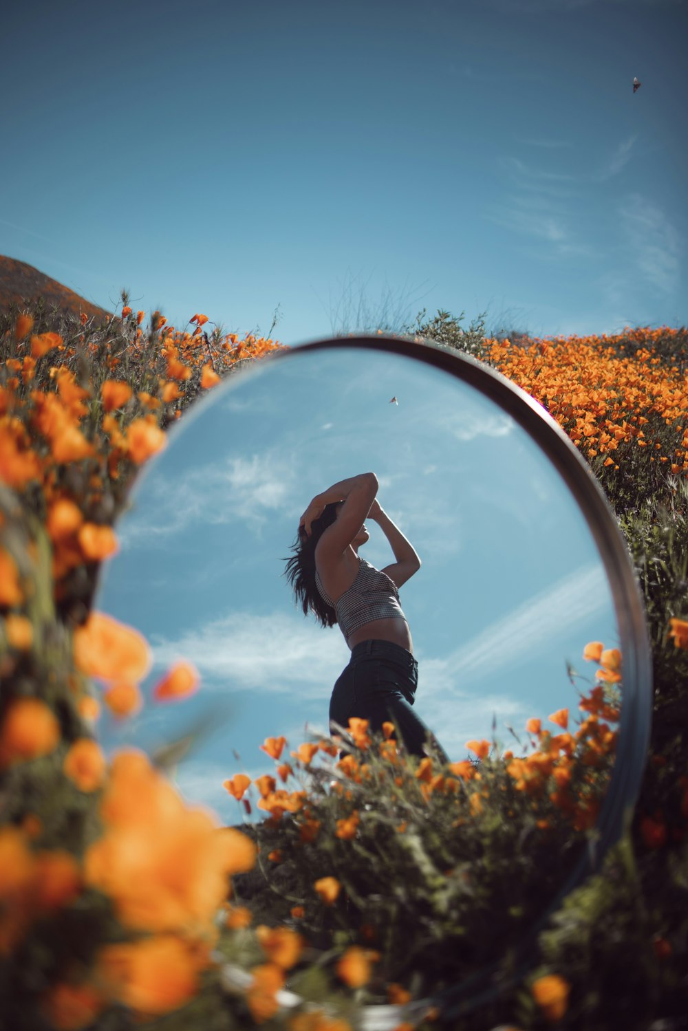 foto reflexiva da mulher no jardim da flor