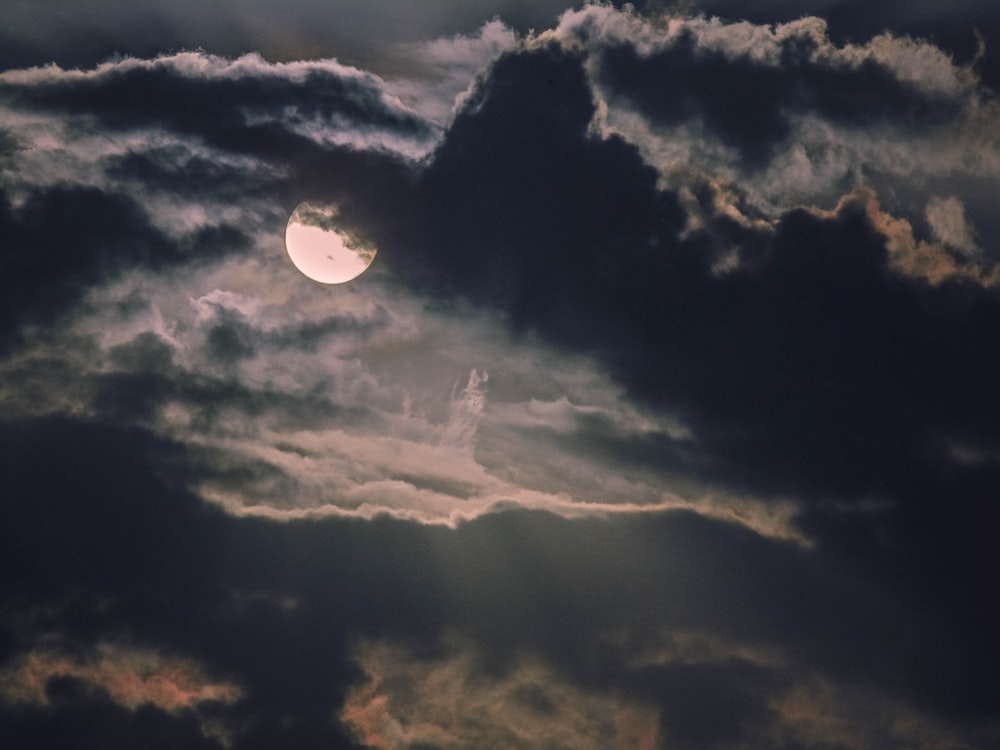 nubes cubriendo la luna