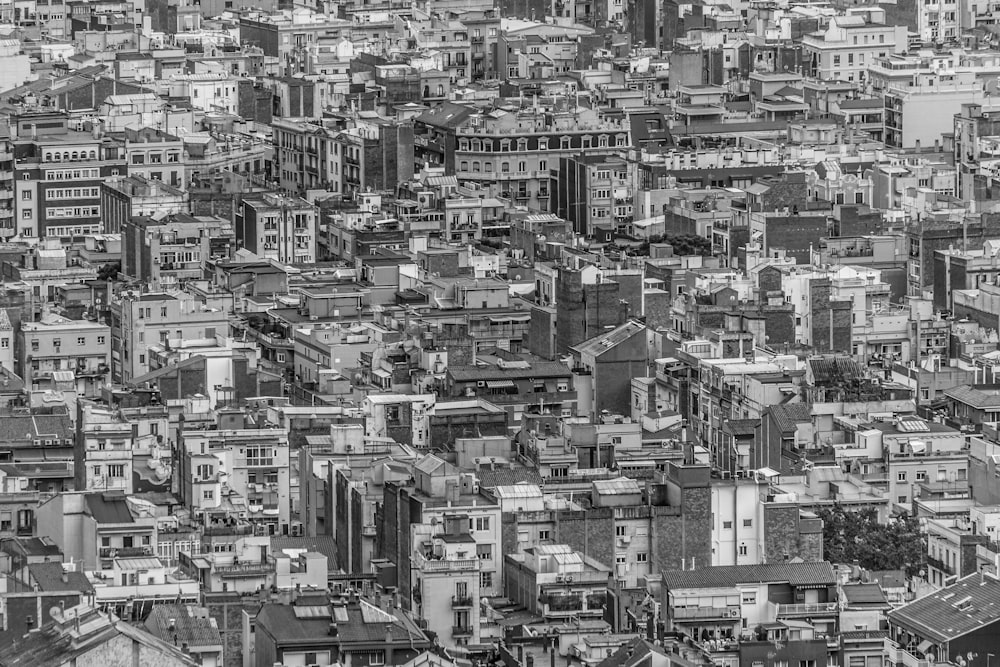 Foto en escala de grises de la ciudad