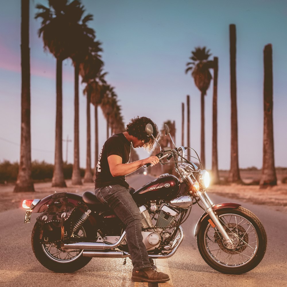 hombre montando en motocicleta