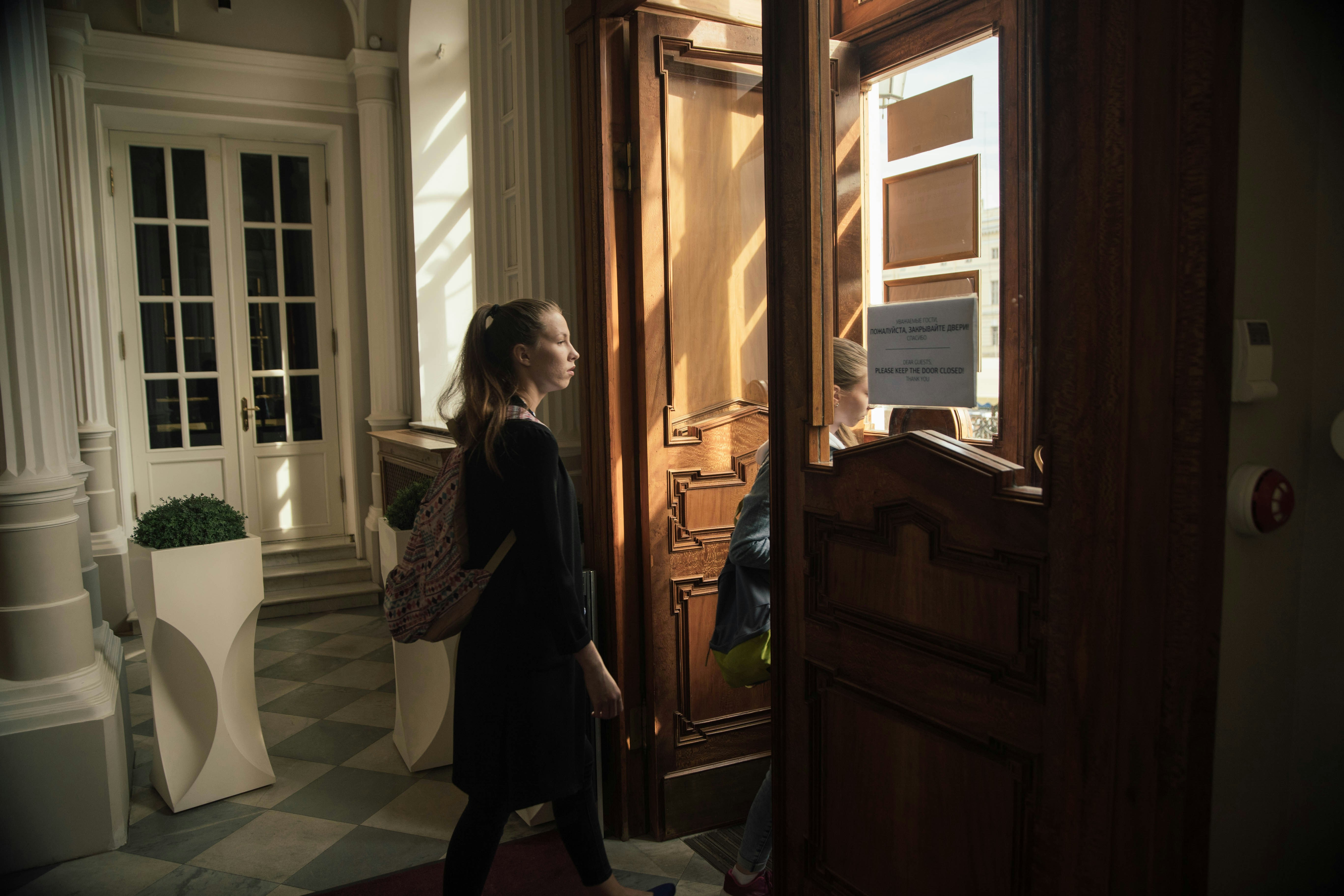 Дверь индия люди. Крючки для прихожей. Гости в пальто в дверях. Шкаф. Дверной одежда.