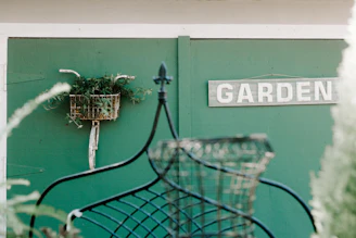 A cozy home garden with fresh green plants and a wooden sign that says 'verdeviva'.