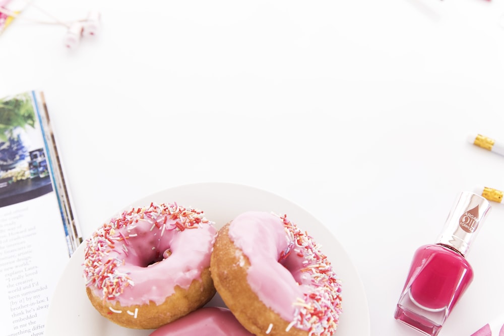 beignets glacés roses sur une assiette