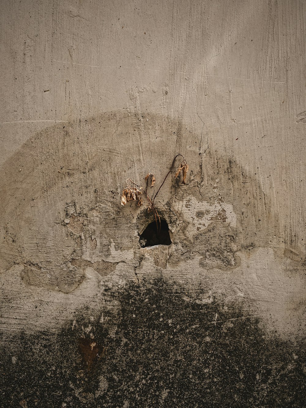 una pared de cemento con un agujero