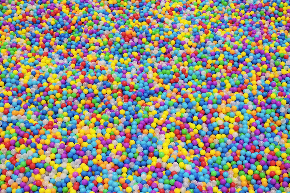 pilha de bolas de jogo de cores variadas