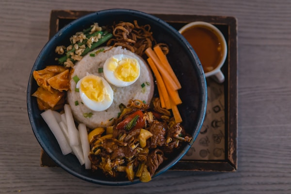 Bibimbap coreano con vegetales, carne y huevo frito