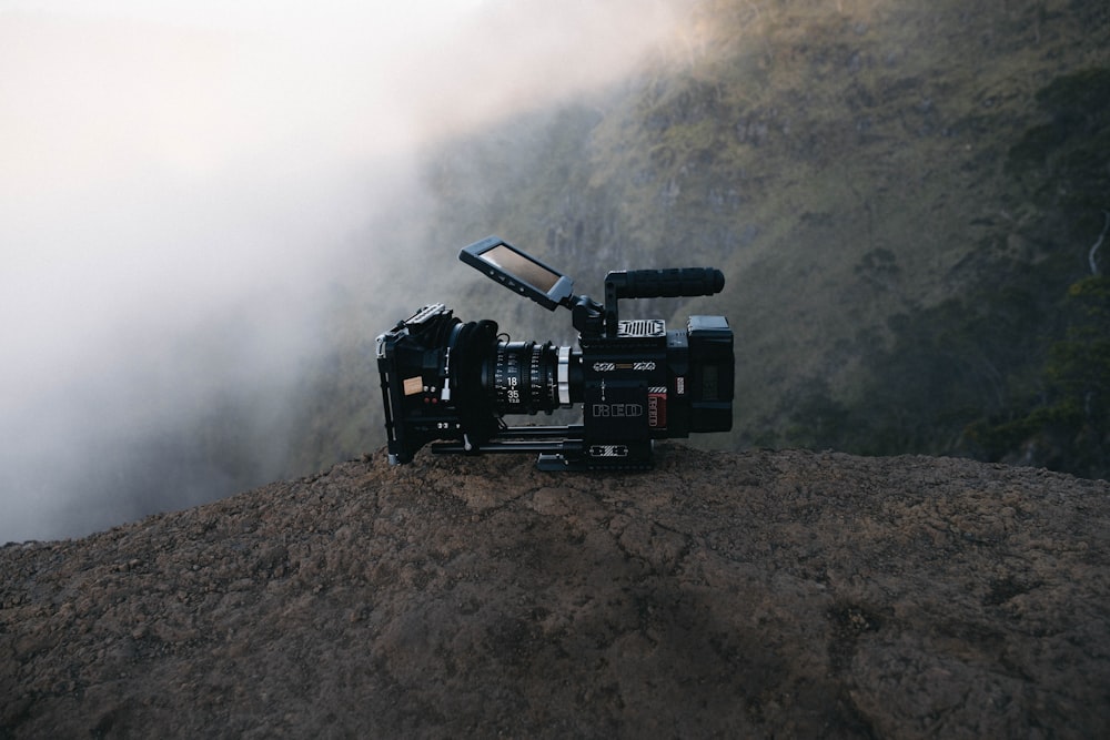 Schwarze Videokamera auf Felsen