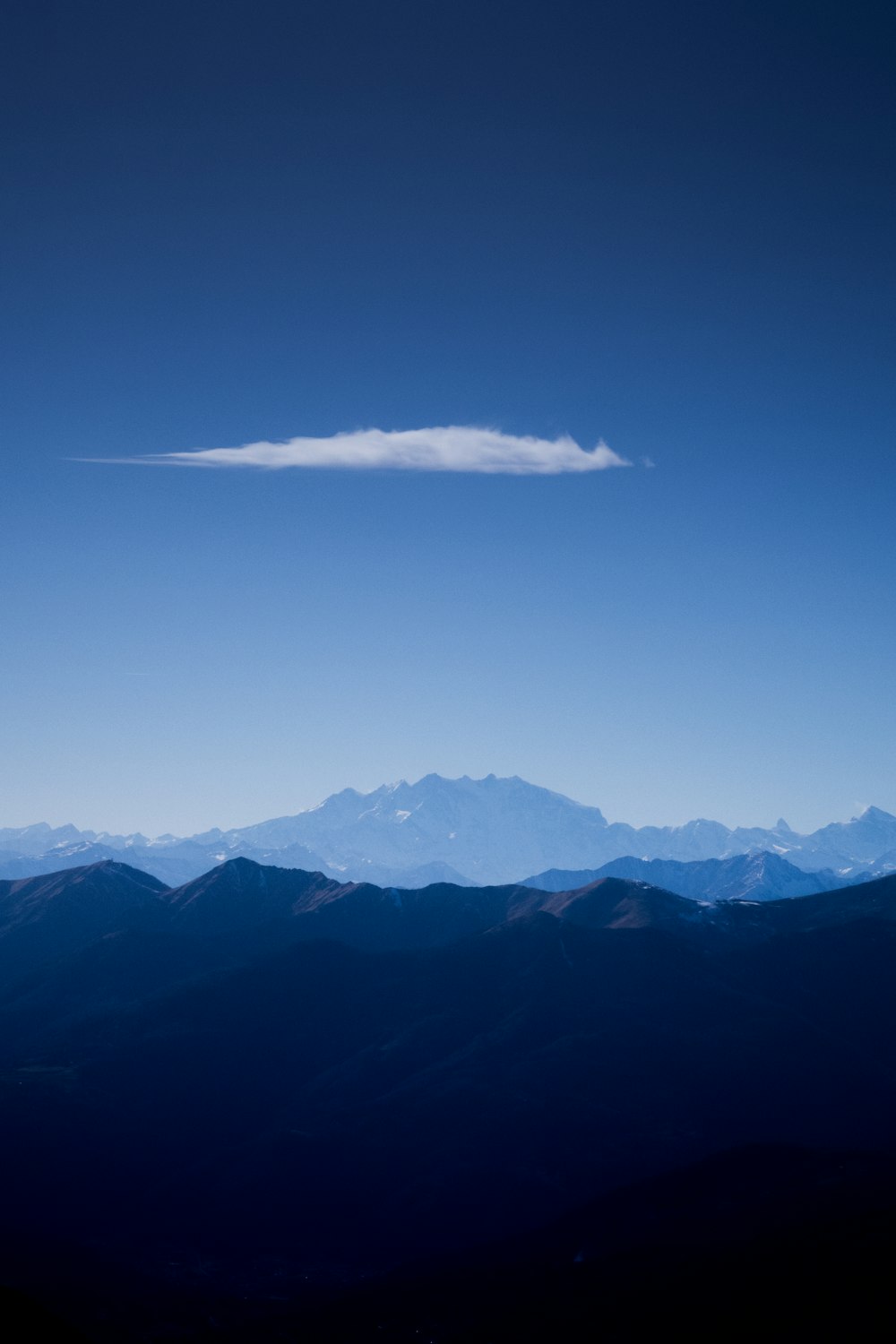 Fotografía de gran angular de montañas y nubes