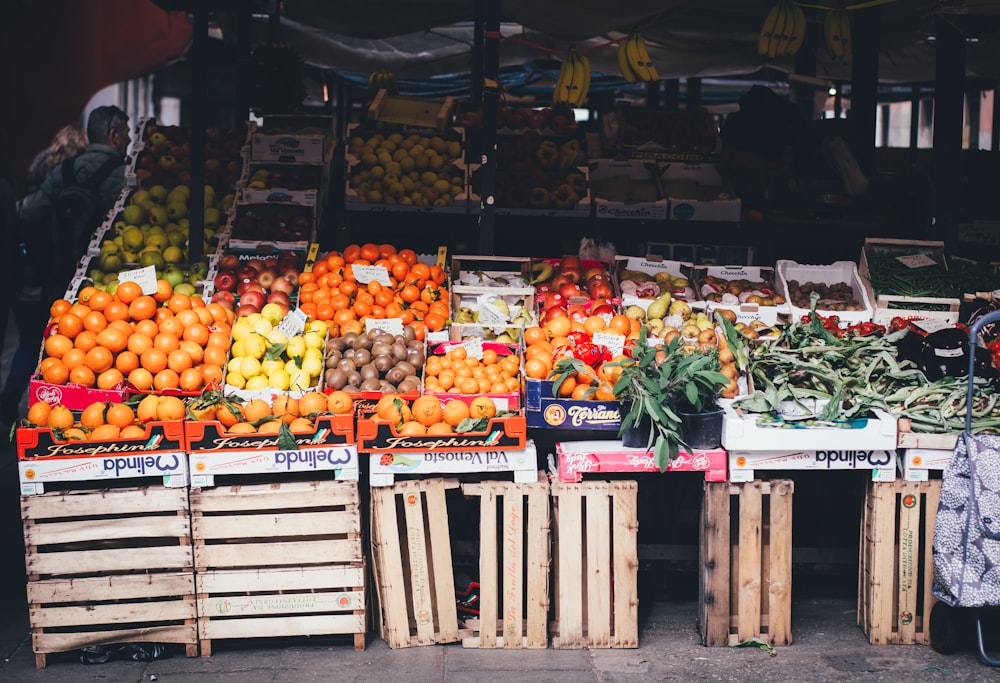 Boîte de fruits sur le stand à côté de l’étal