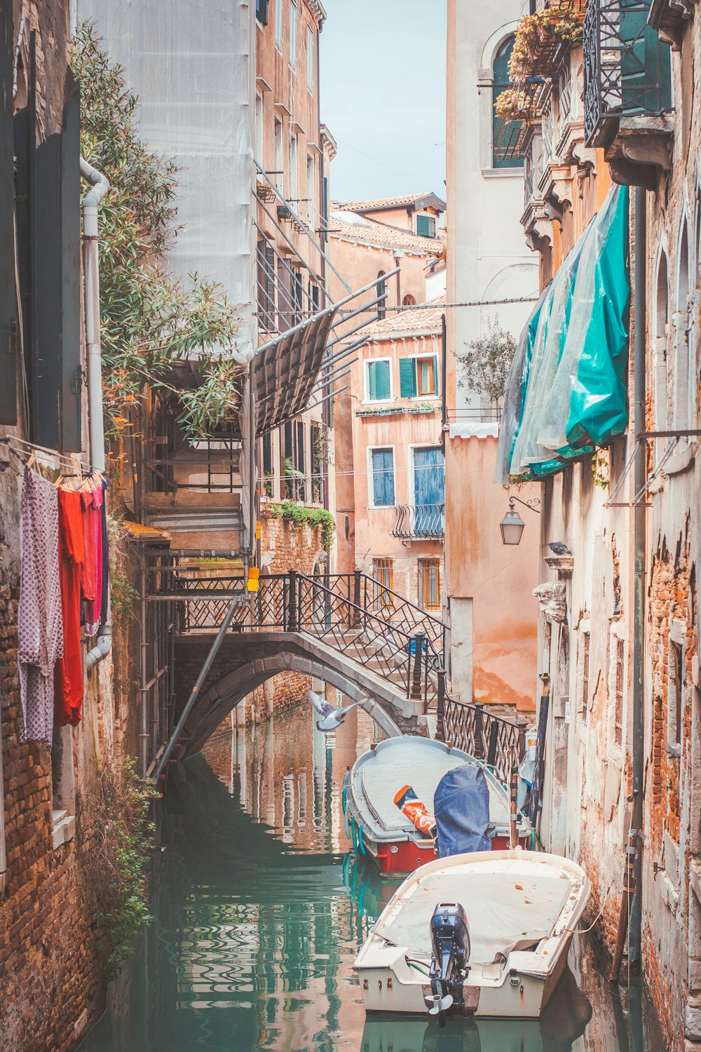 Edifici marroni e bianchi vicino al ponte