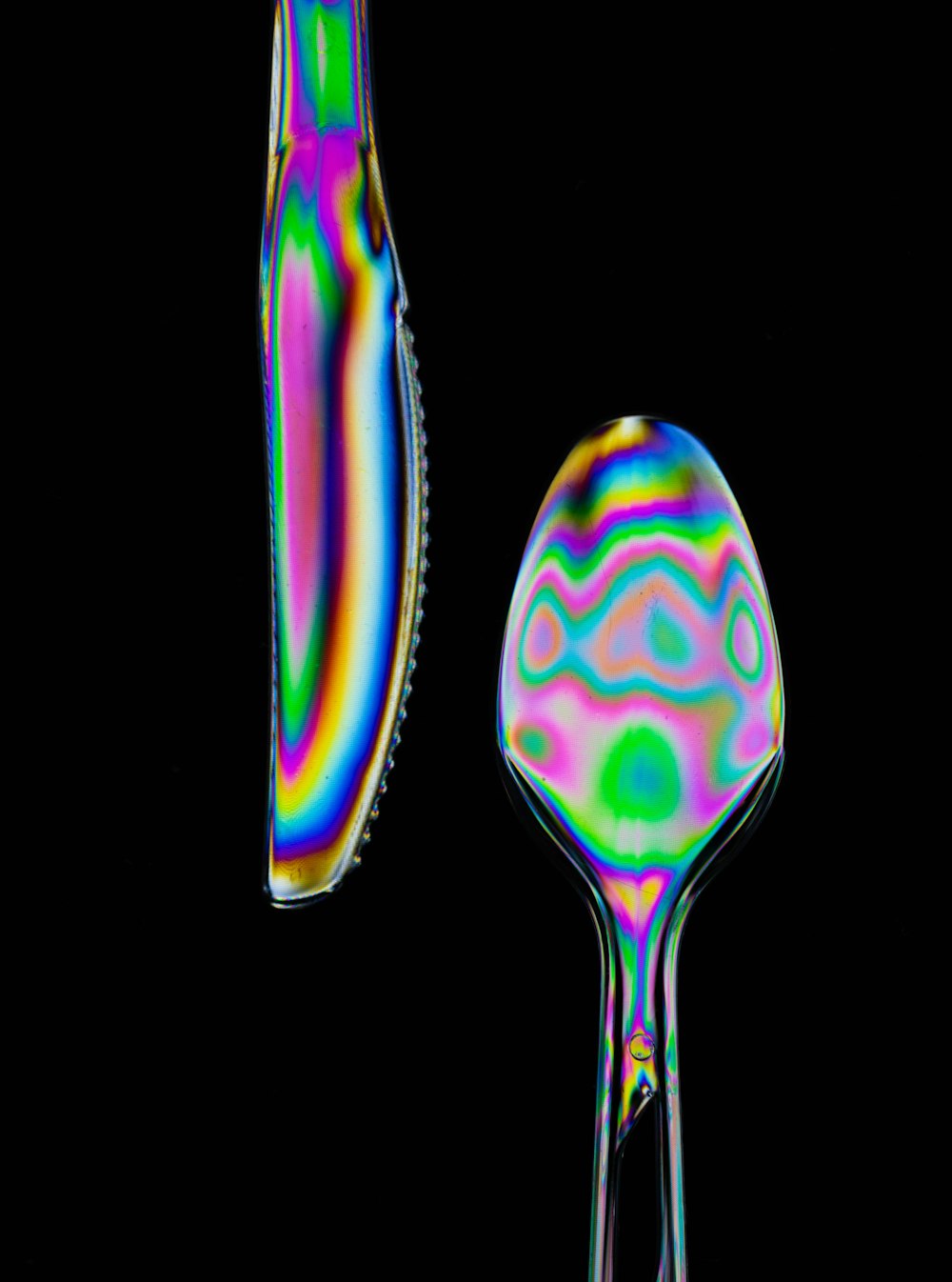 duas colheres iridescentes e faca de jantar