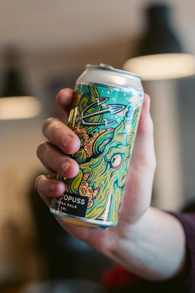 크래프트 맥주 캔을 손에 든 모습