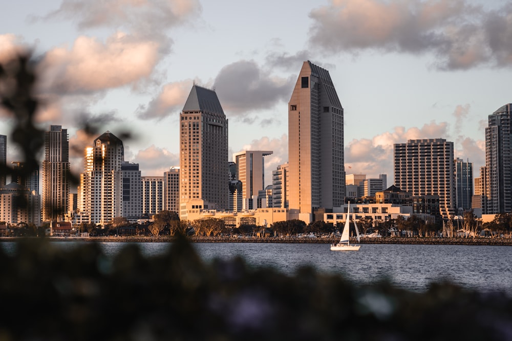 Foto de paisaje urbano y cuerpo de agua