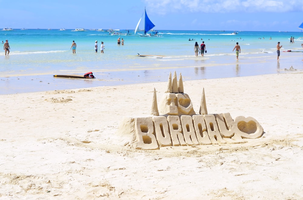 pessoas caminhando na praia de Boracay