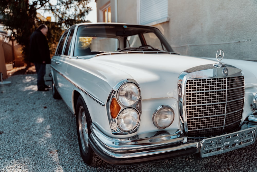 clásico sedán blanco Mercedes-Benz