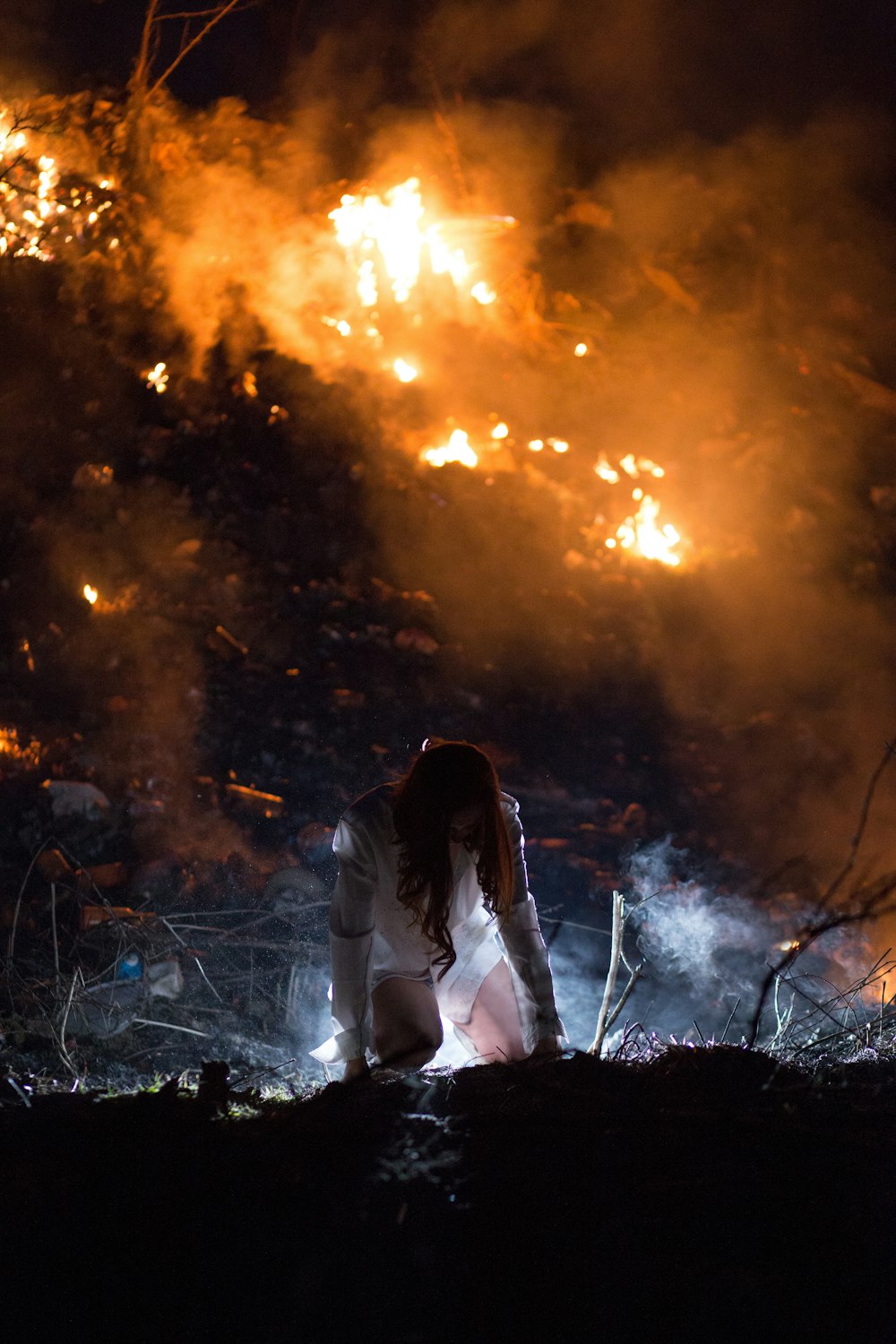 mulher sentada perto de árvores