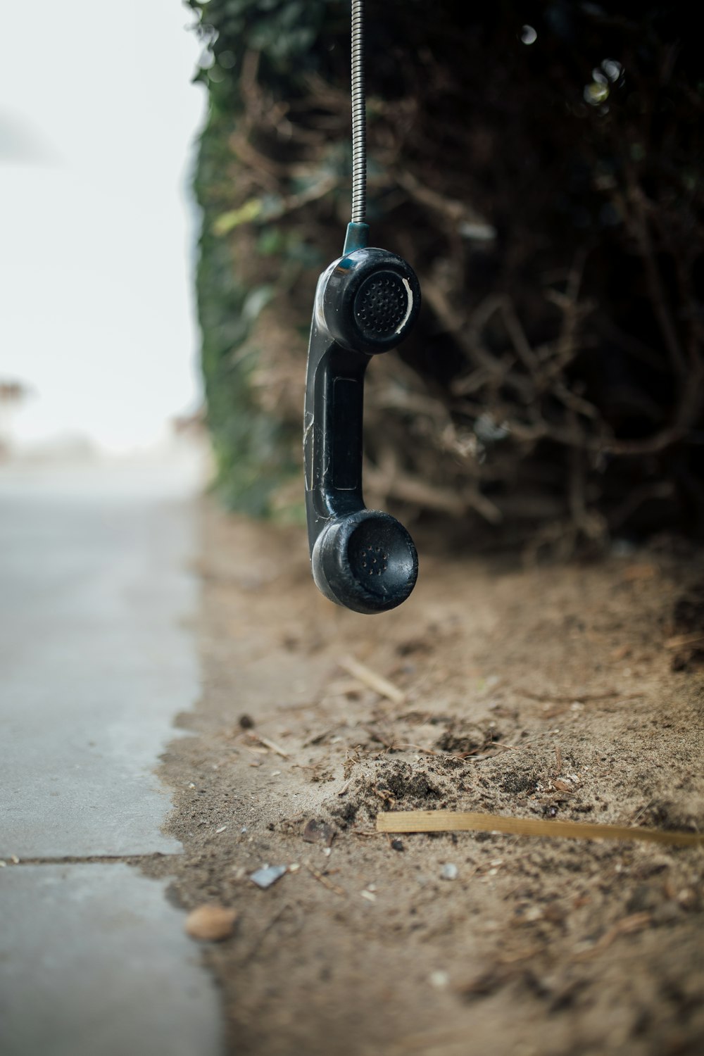 Telefono nero sulla fotografia con messa a fuoco selettiva