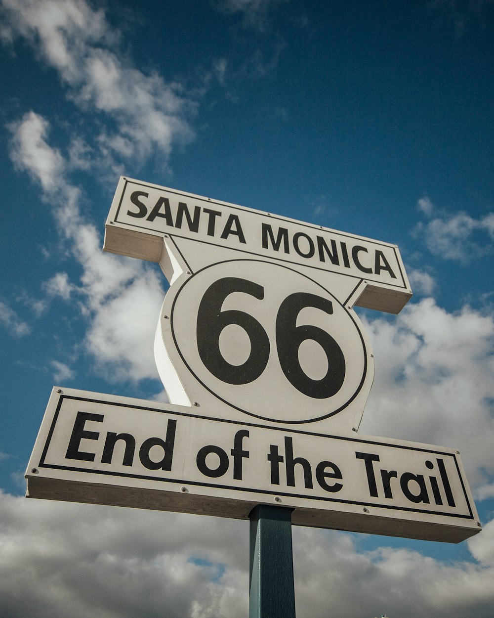 señalización blanca y negra de Santa Monica 66 End of the Trail