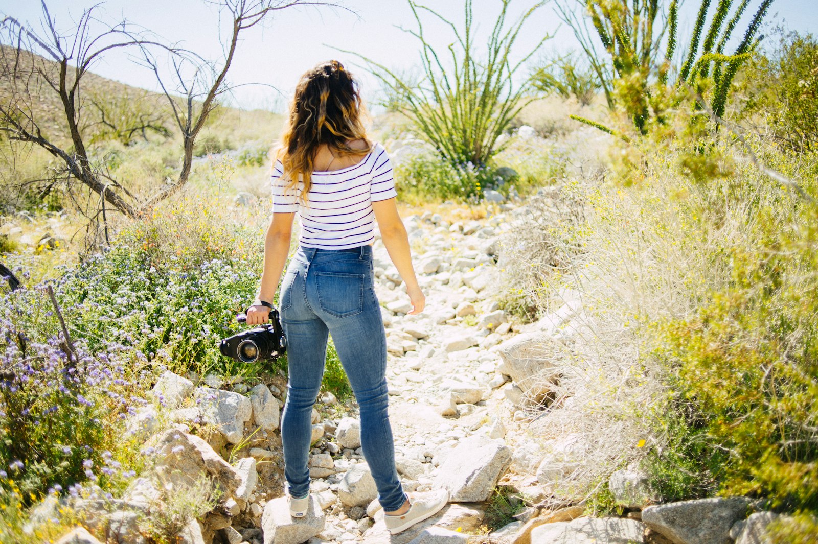 Nikon AF Nikkor 35mm F2D sample photo. Woman standing on grey photography