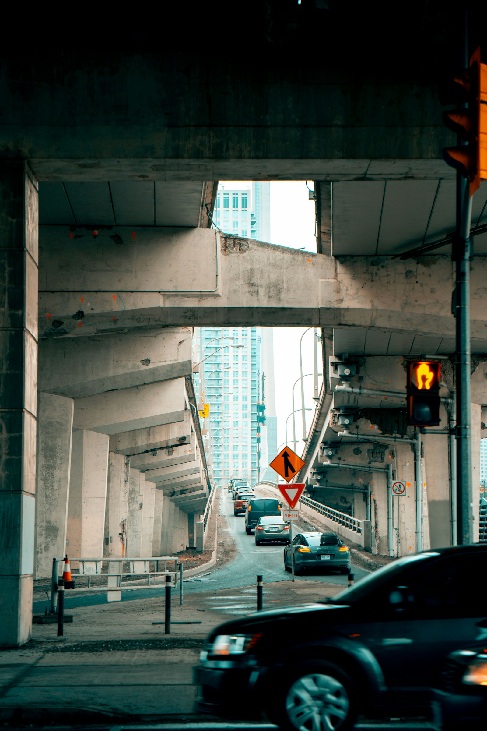 Sony a7 III + ZEISS Batis 85mm F1.8 sample photo. Vehicles passing under concrete photography