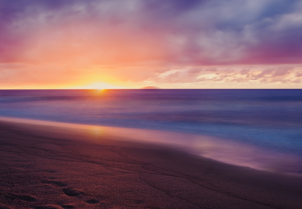 Orilla del mar durante la puesta de sol