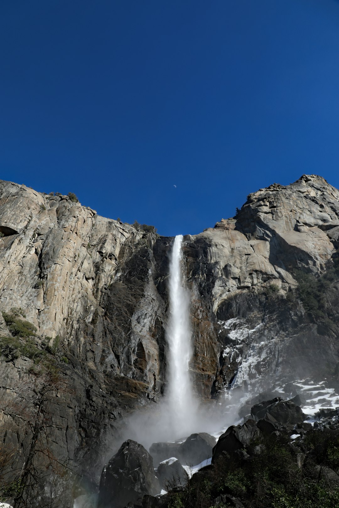 waterfall during daytime