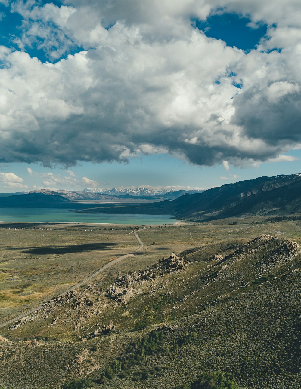 nuages gris et blancs planant au-dessus de la vallée et du lac