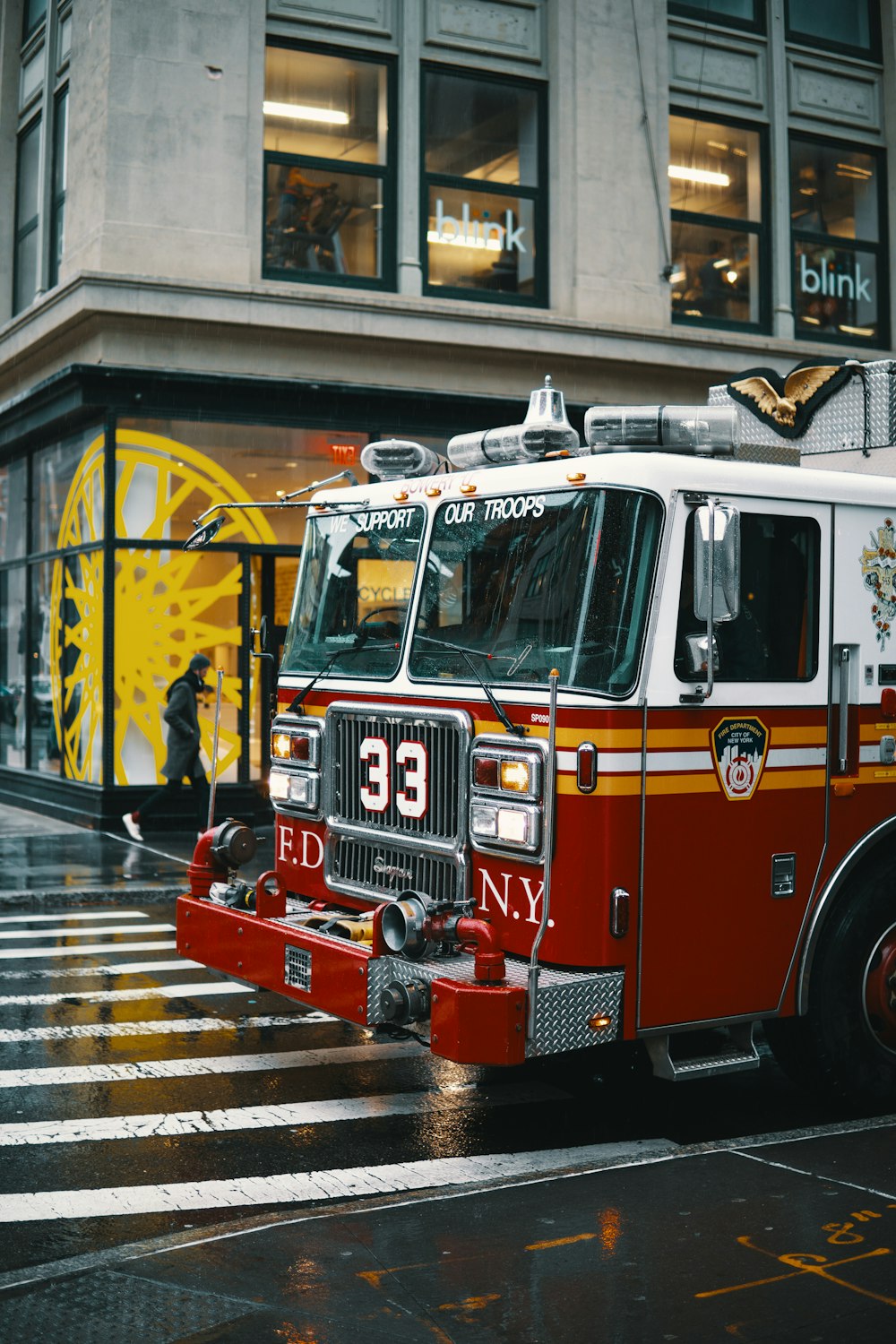 foto de foco raso de caminhão de bombeiros branco e vermelho