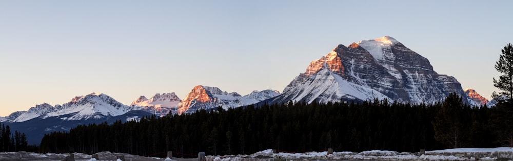 montagne innevate durante il giorno