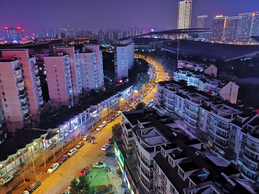 Vista de la ciudad durante la noche