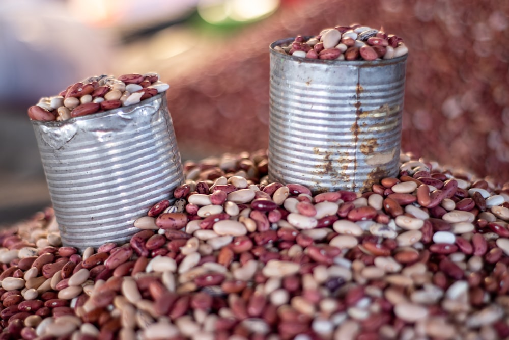 due lattine di fagioli su Bean Lot