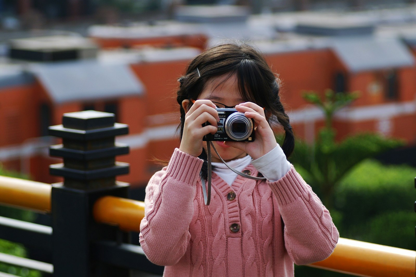 KONICA MINOLTA DYNAX 7D sample photo. Girl taking photo using photography