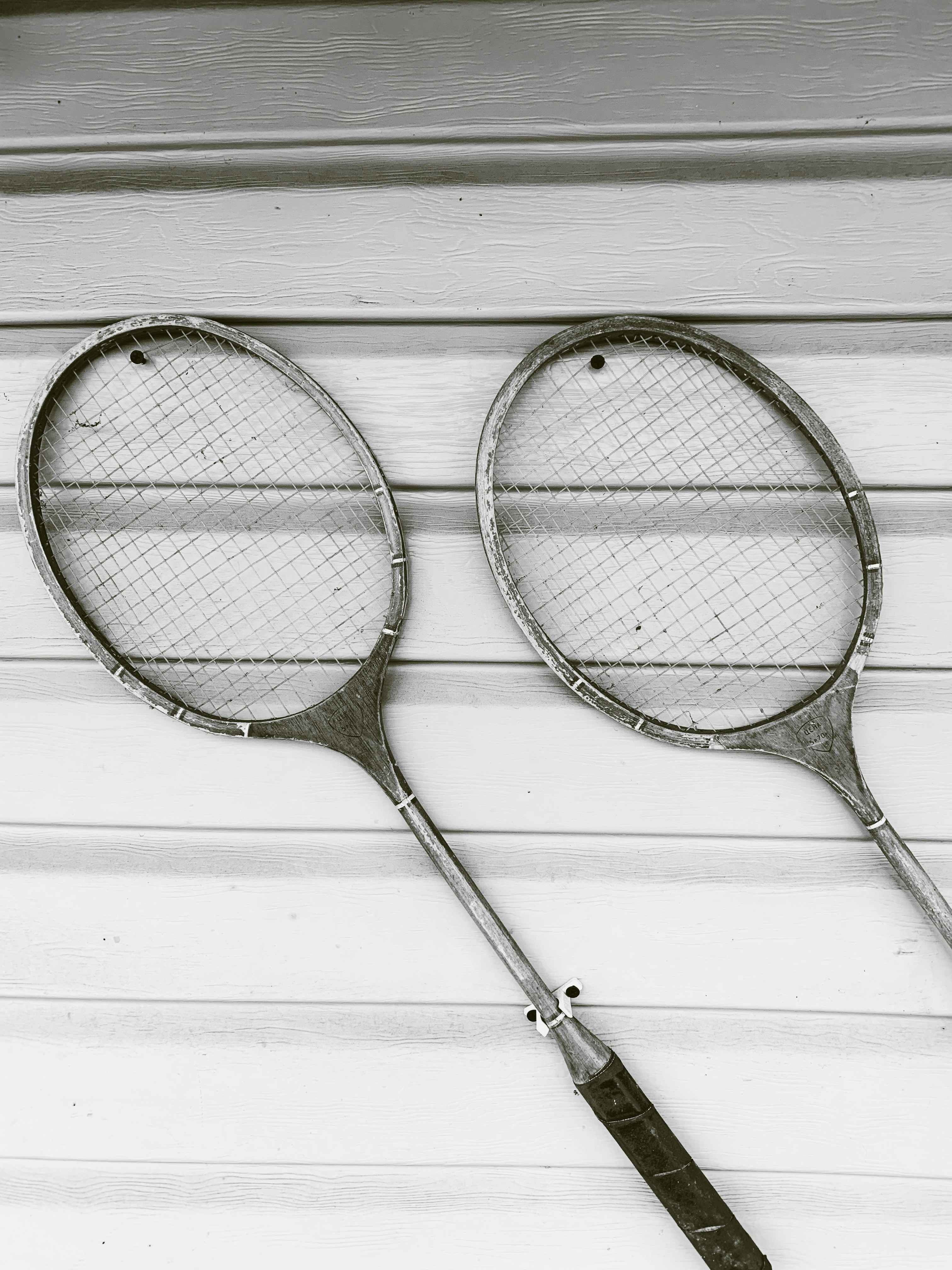 Paire de raquettes de badminton sur fond blanc, état quasi neuf
