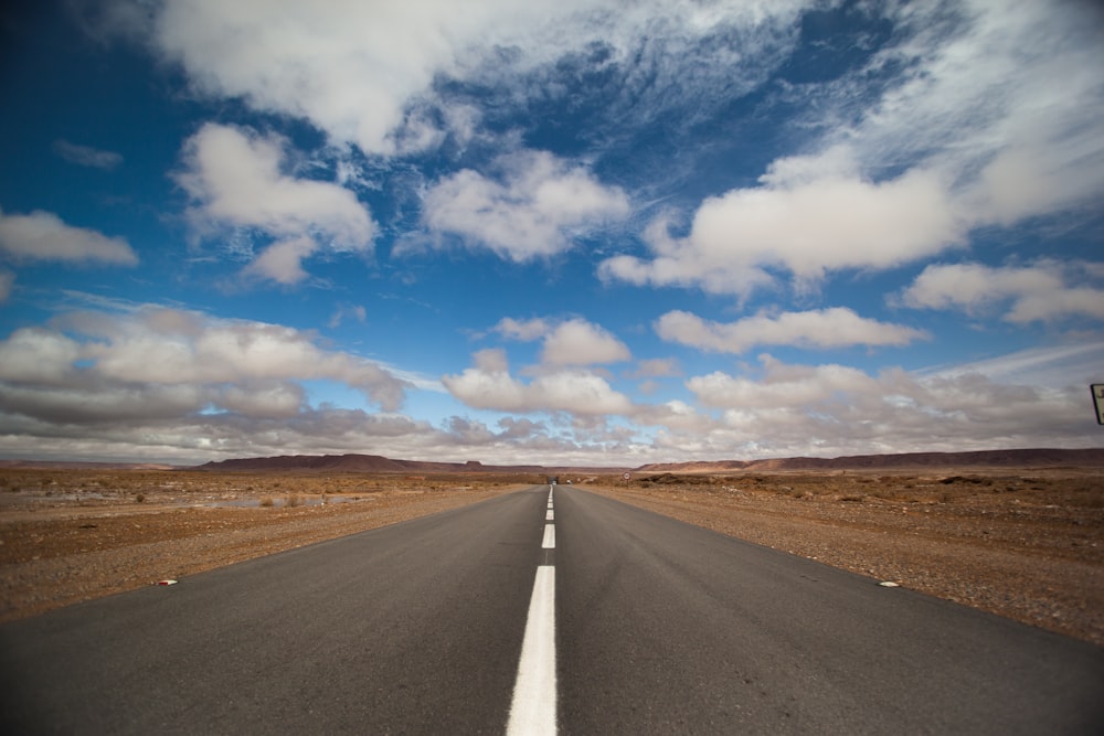 Carretera asfaltada bajo un cielo azul claro