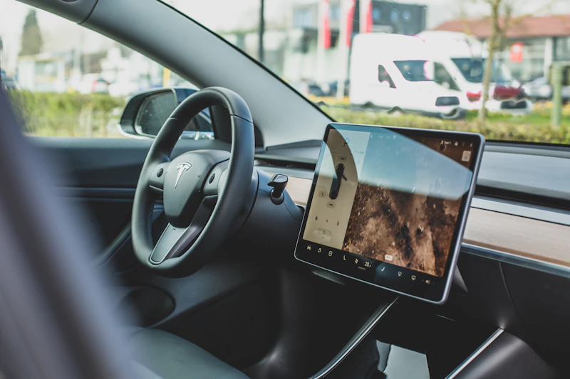 Interior de coche moderno con pantalla táctil y navegador GPS