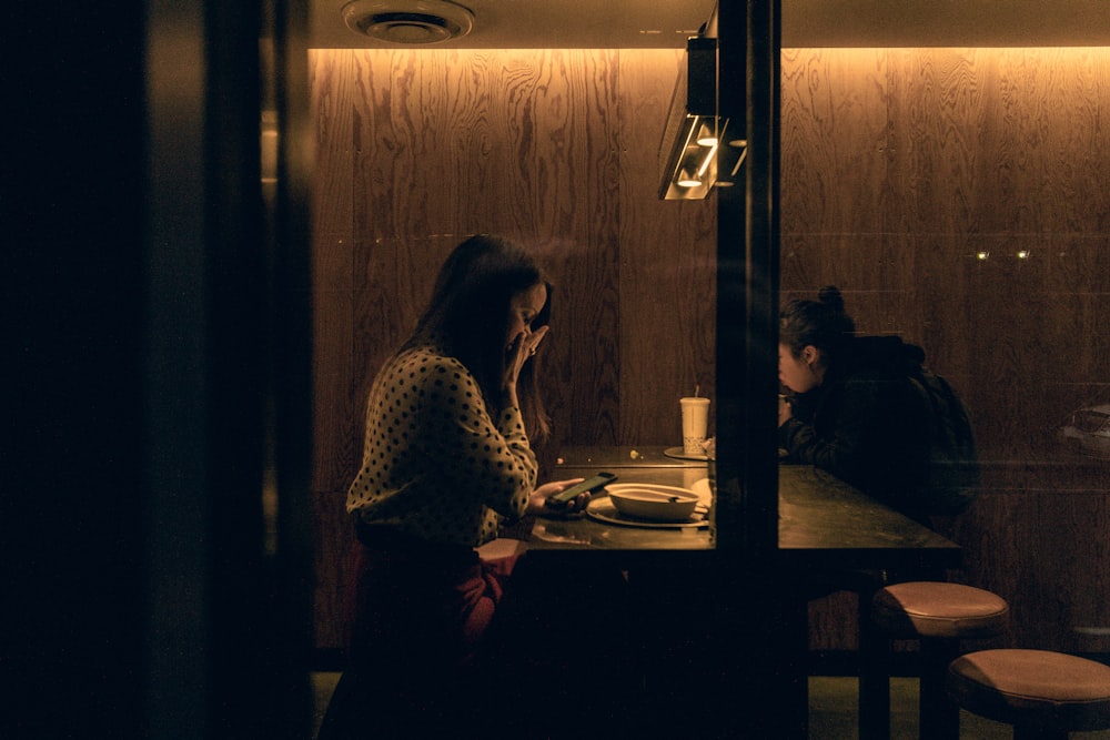 테이블 근처 의자에 앉아 있는 여자와 남자