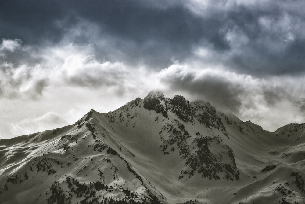 montagna durante la stagione invernale