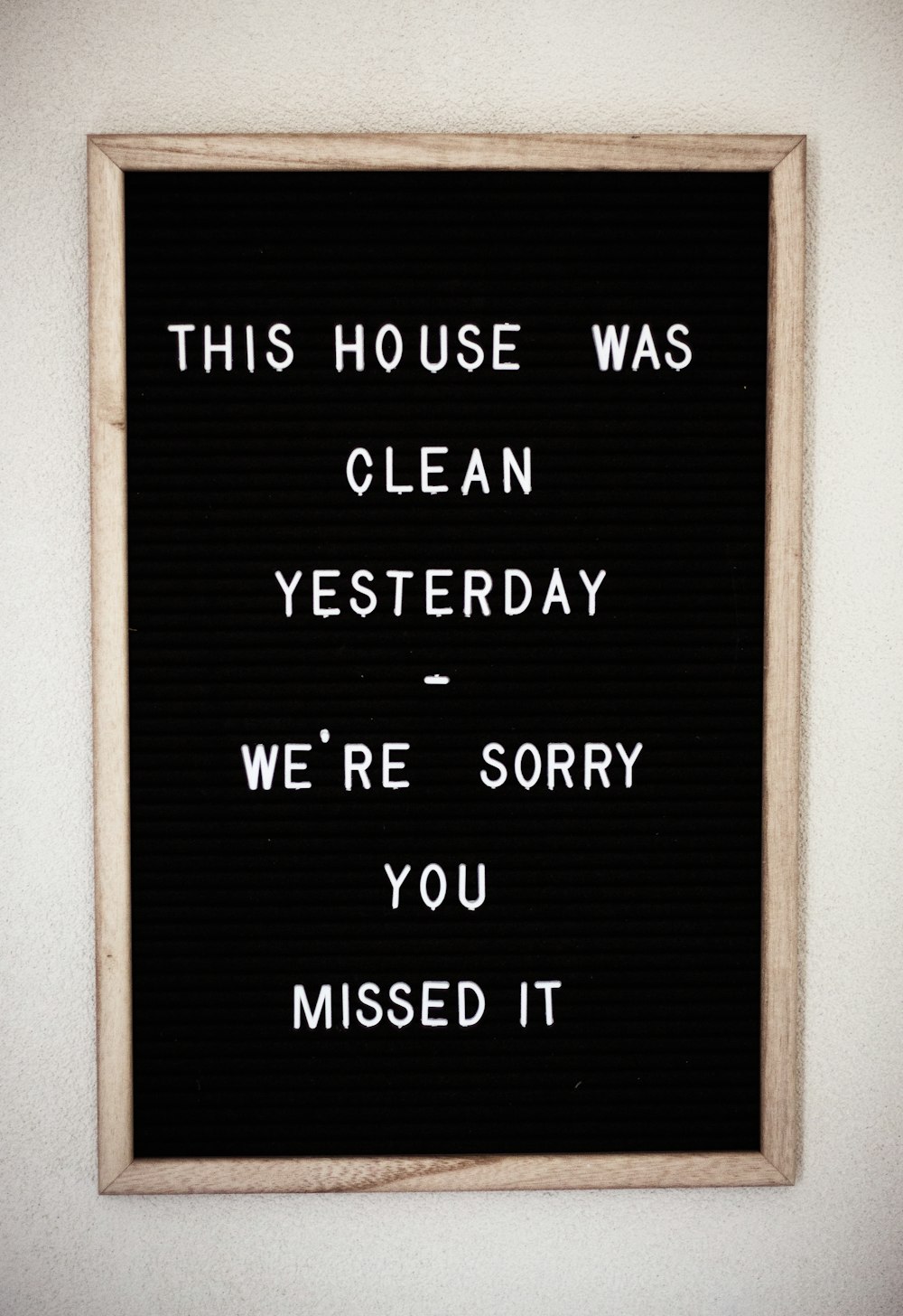 Dieses Haus war gestern sauber, es tut uns leid, dass Sie es verpasst haben Text