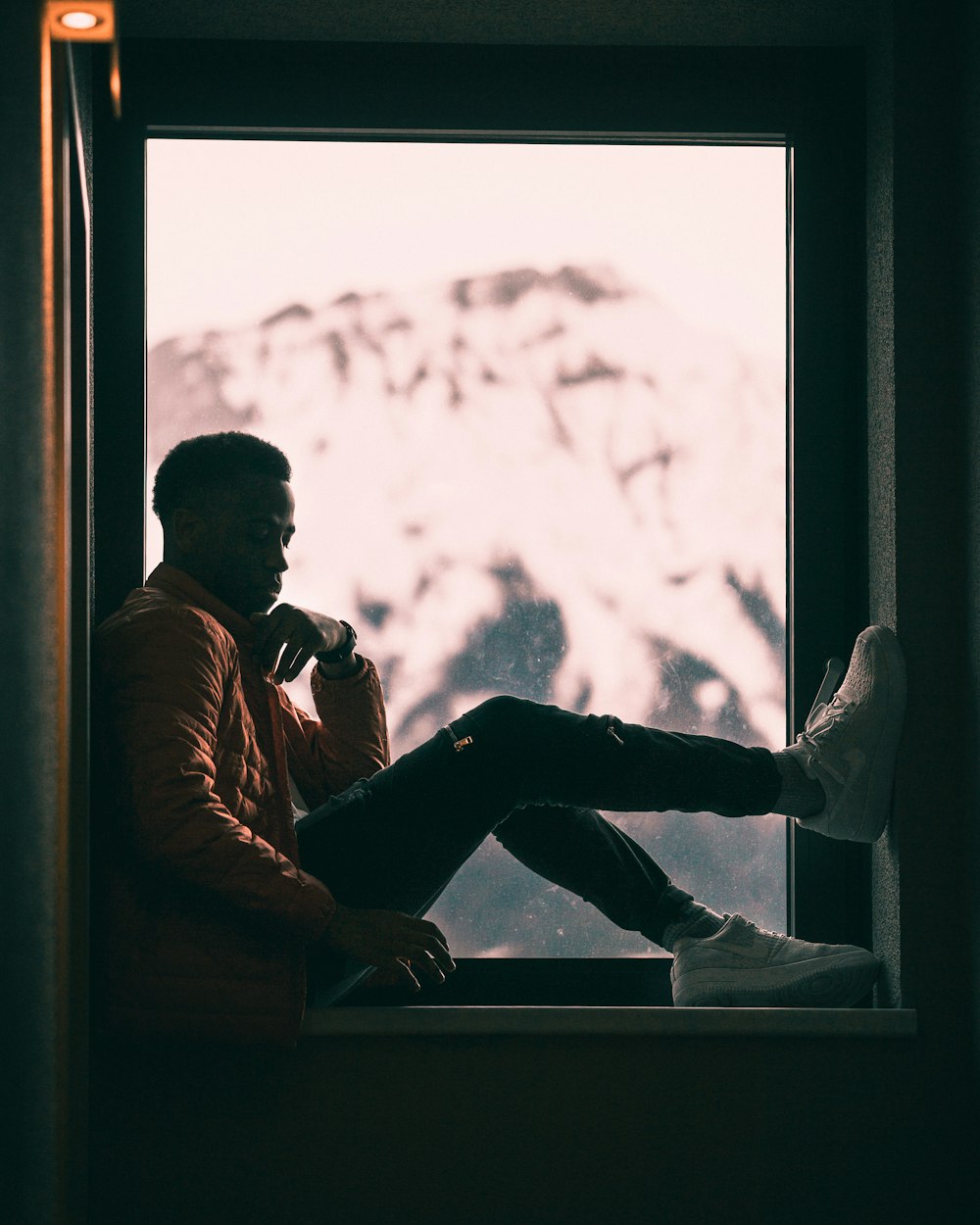 Mann sitzt am Fenster