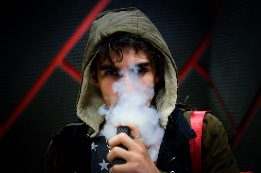 homem em capuz vaping