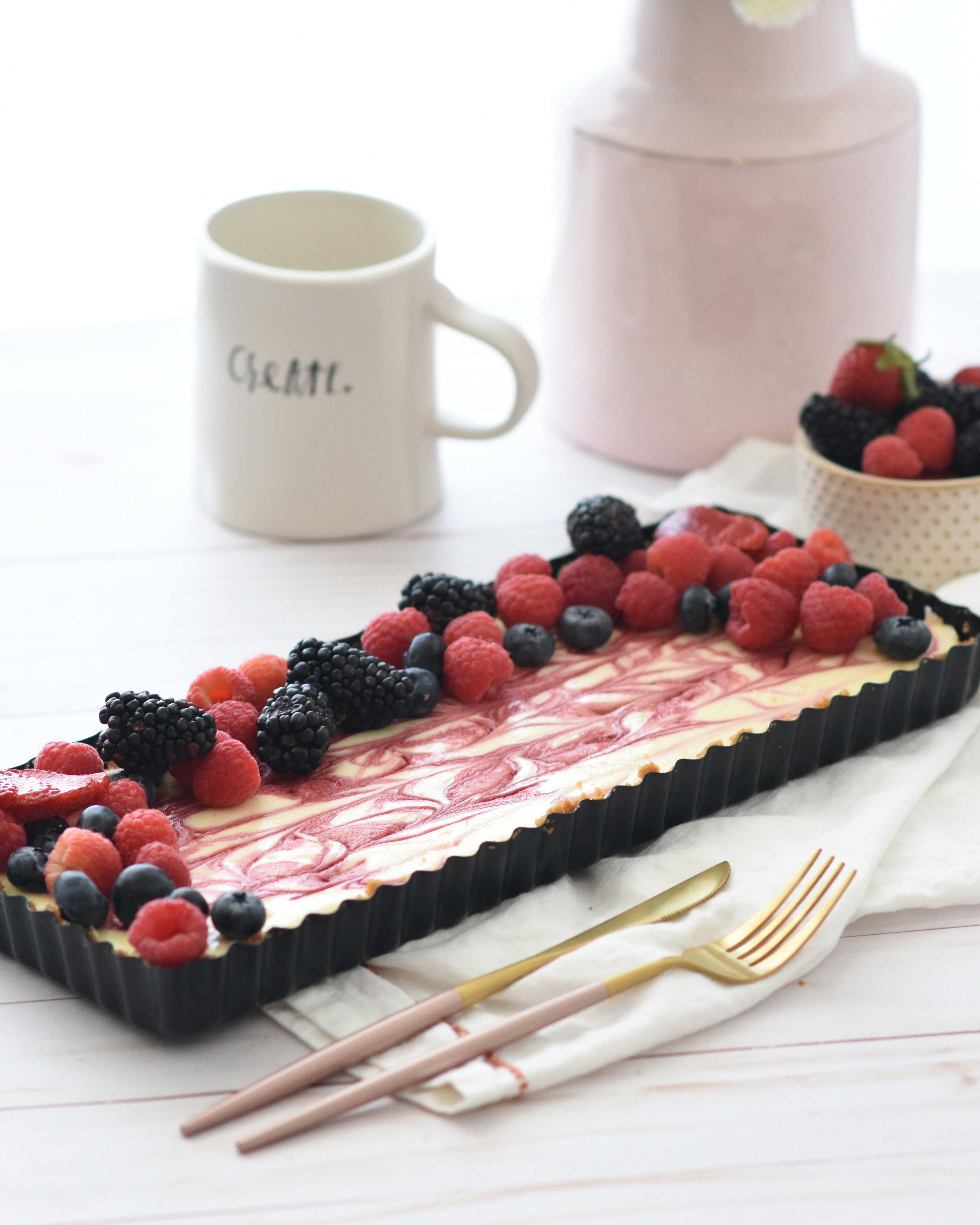 Himbeeren und Goldbesteck