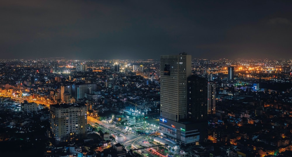 Fotografie der Stadt aus der Vogelperspektive bei Nacht