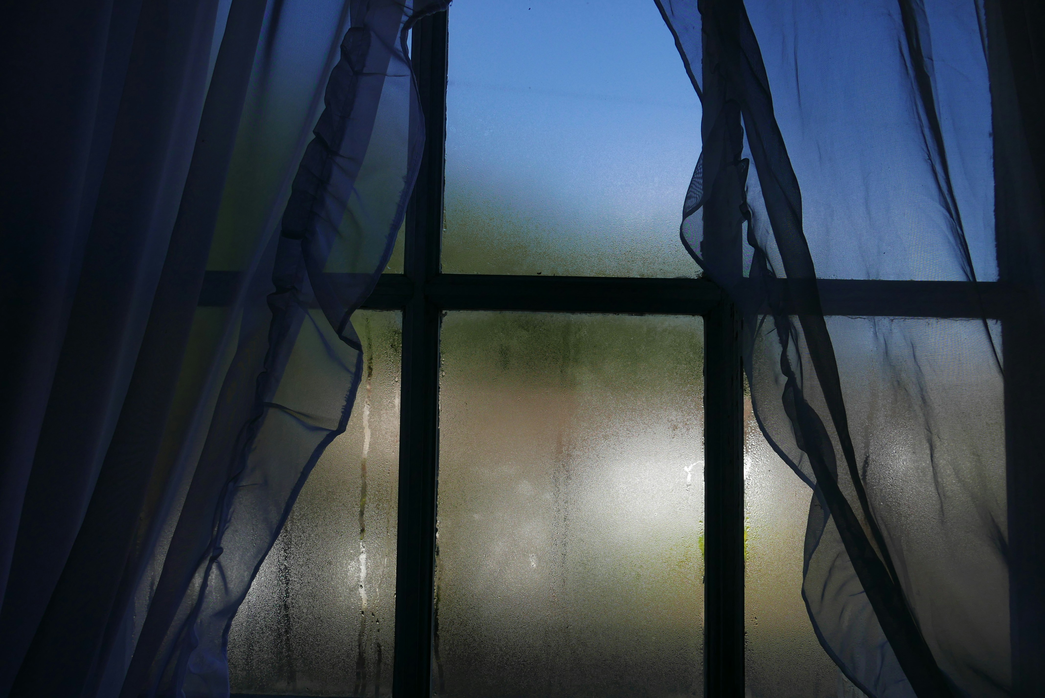 of a foggy window with condensation between the panes - window glass replacement Winston Salem
