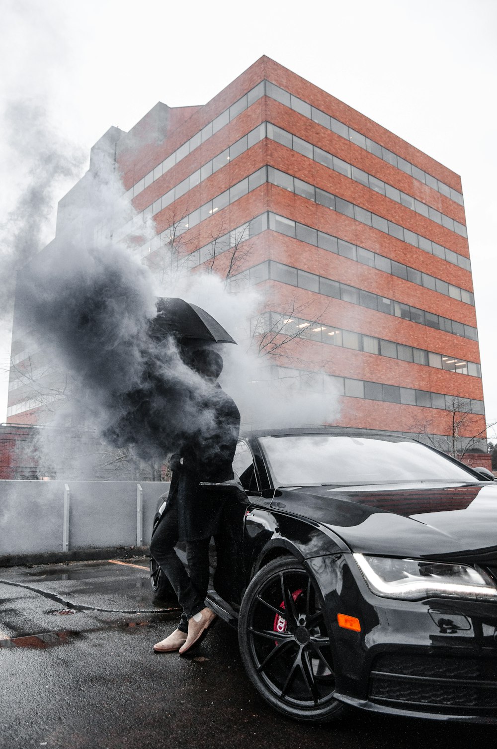 昼間、車両の近くに立っている人