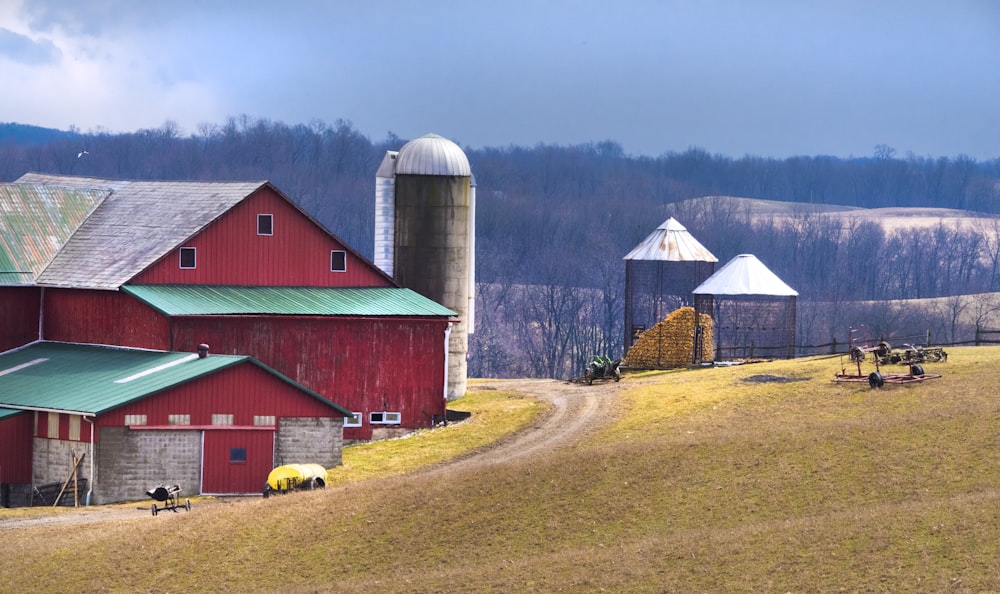 red barn during daytime